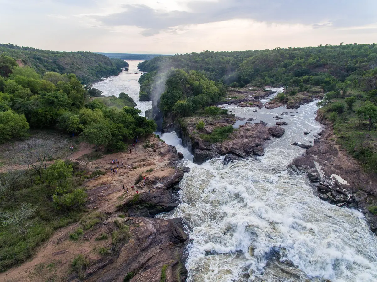 Luftbild der Nil-Stromschnellen oberhalb der Murchison Falls