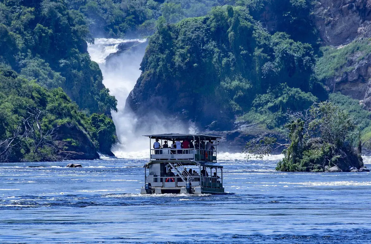 Ein Ausflugsboot auf dem Nil unterhalb der Murchison Falls