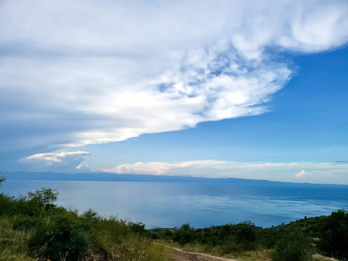Blick über den Albertsee mit aufziehenden Wolken am Horizont