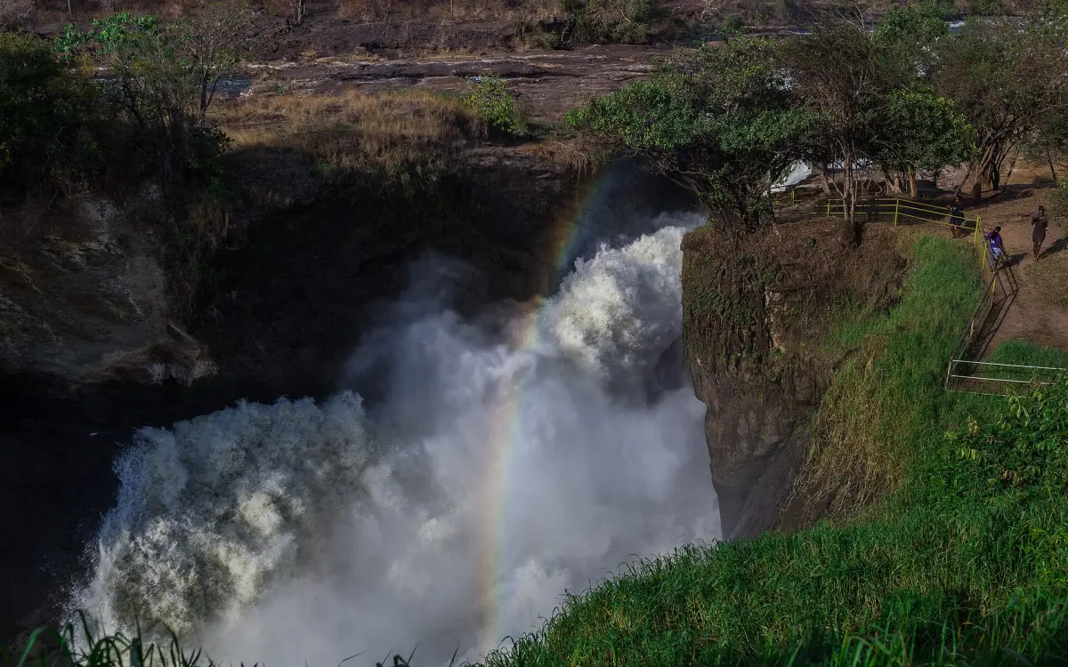 Blick von oben auf den Wasserfall mit einem Regenbogen in der Gischt