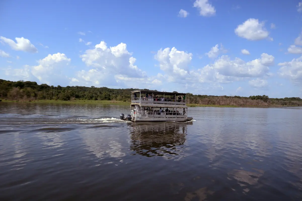 Ein Ausflugsboot mit zwei Decks fährt über das ruhige Wasser des Victoria-Nils