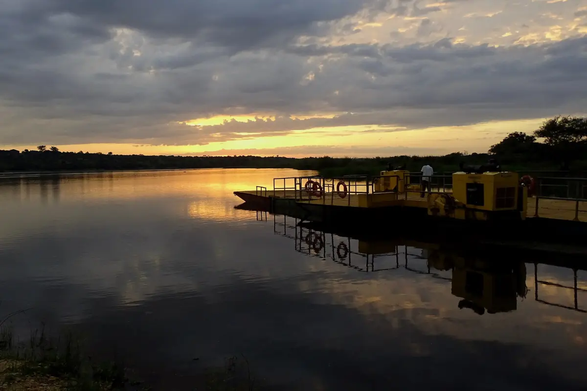 Die Fähranlegestelle am Nil bei Sonnenuntergang