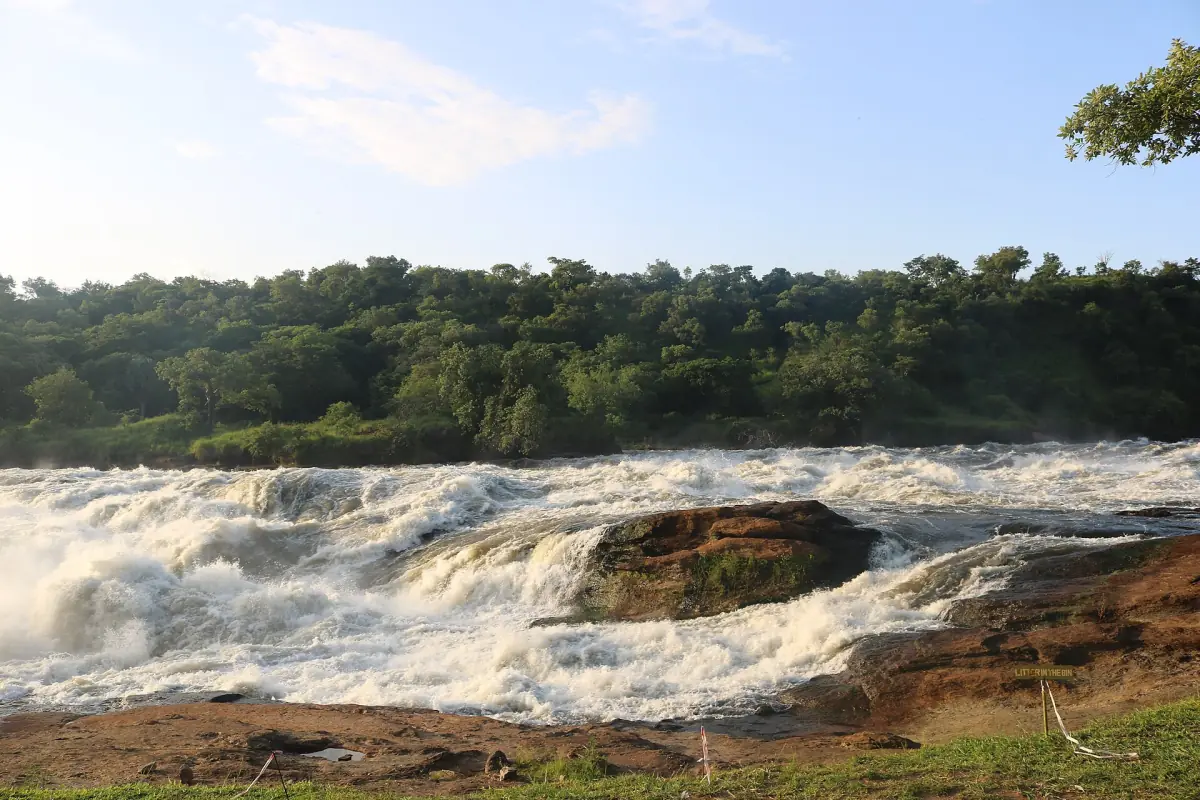 Weiße Stromschnellen rauschen am oberen Rand der Murchison Falls über den Fels