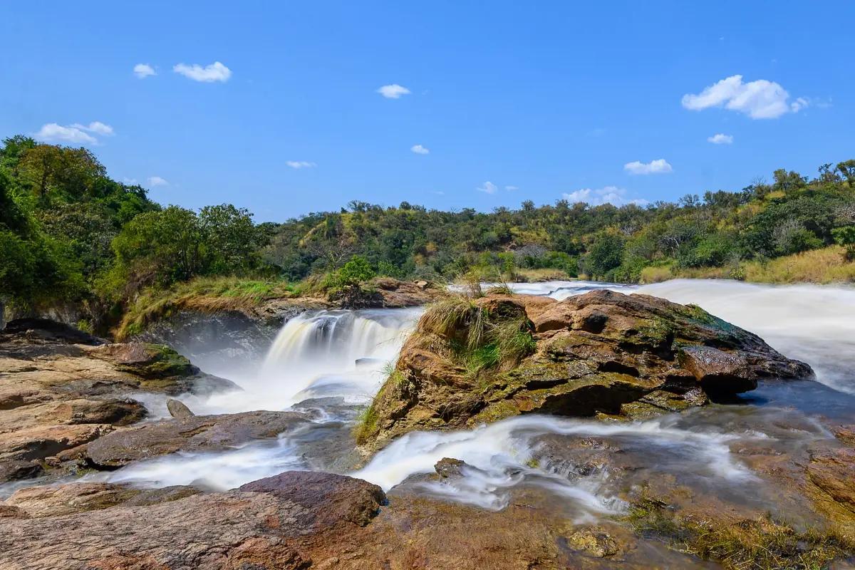 Wasser strömt oberhalb der Murchison Falls um einen großen Felsen