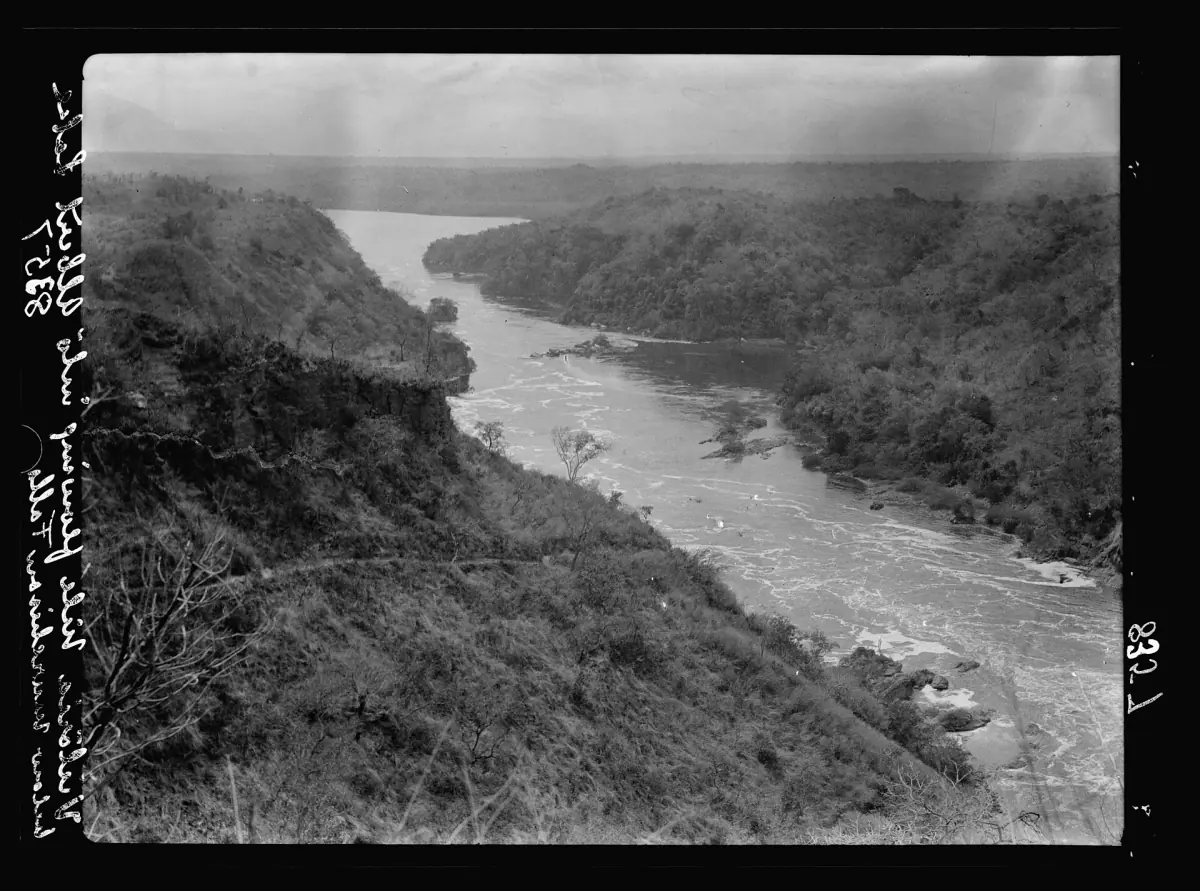 Historische Aufnahme des Flusses, der sich unterhalb der Murchison Falls windet